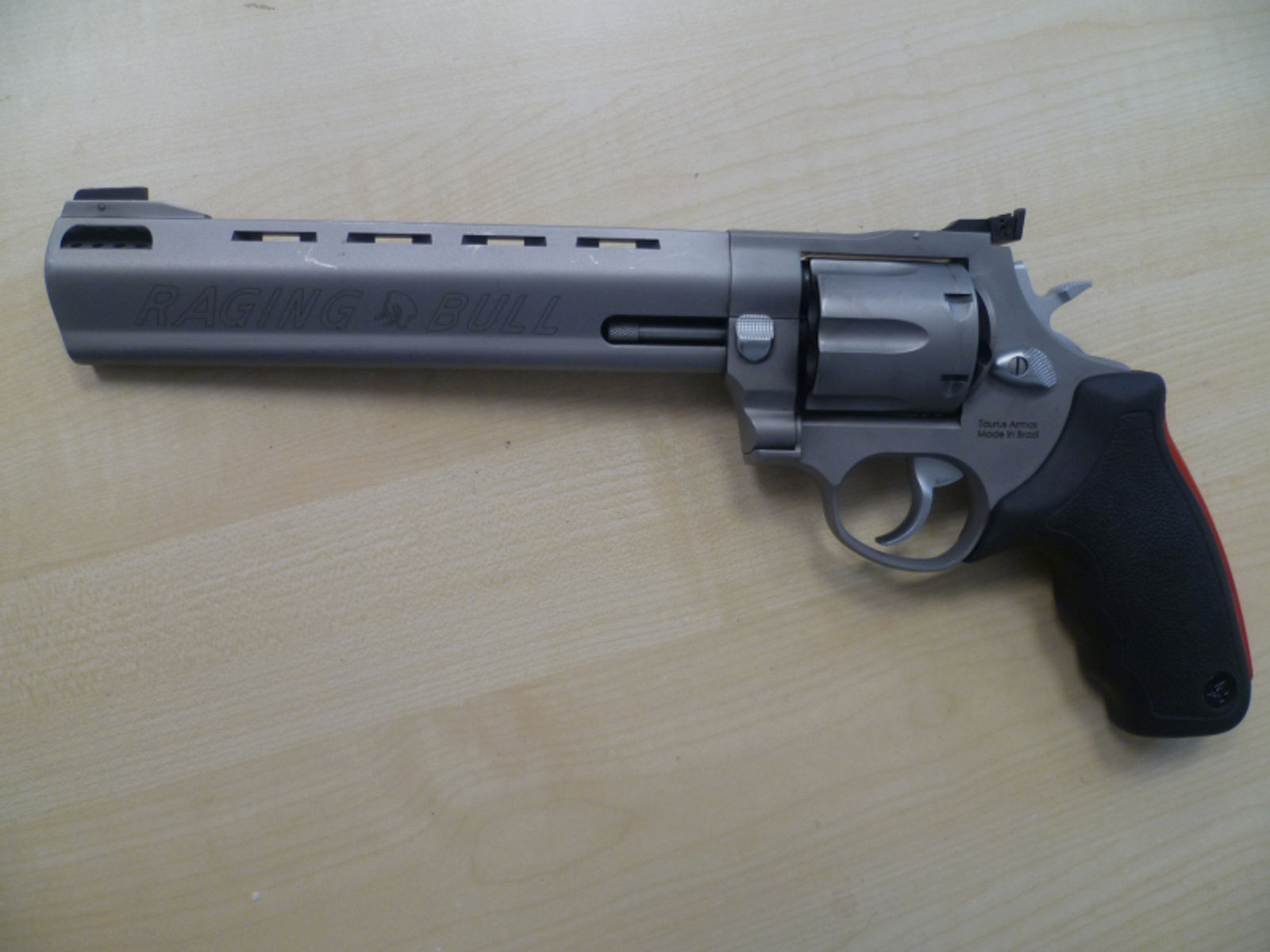 Revolver Taurus 444 Raging Bull .44 RemMag.