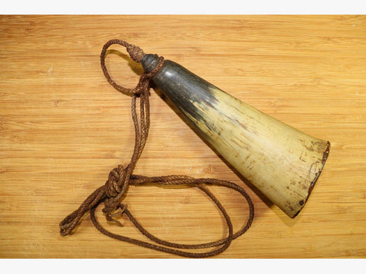 Historisches Pulverhorn (Pulverflasche) aus Horn ! Originalzustand
