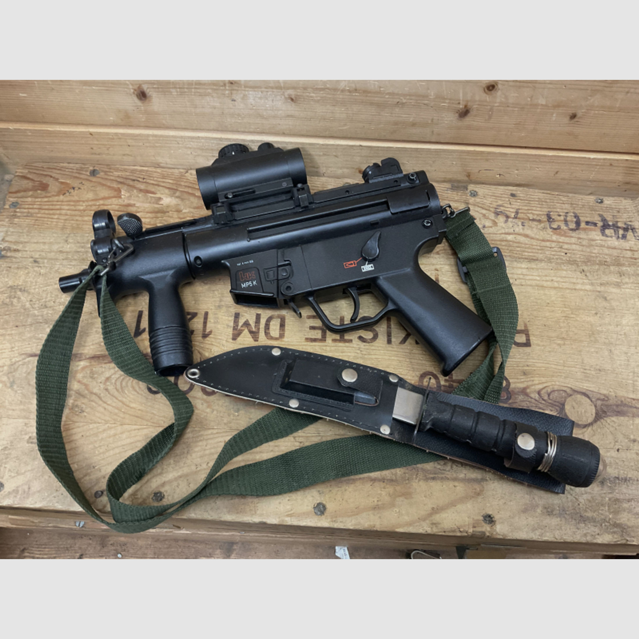 Konvolut Messer und SoftAir HK MP5 K mit Rotpunktvisier