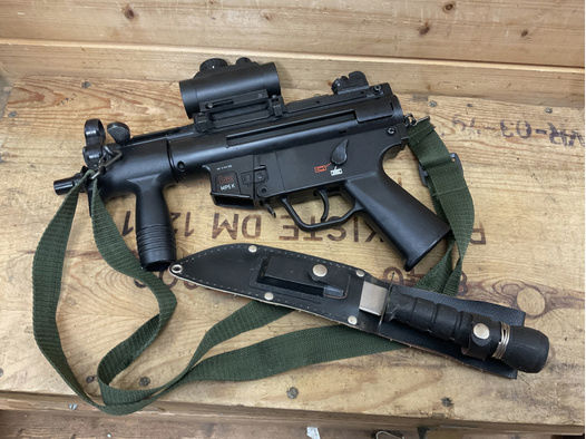 Konvolut Messer und SoftAir HK MP5 K mit Rotpunktvisier