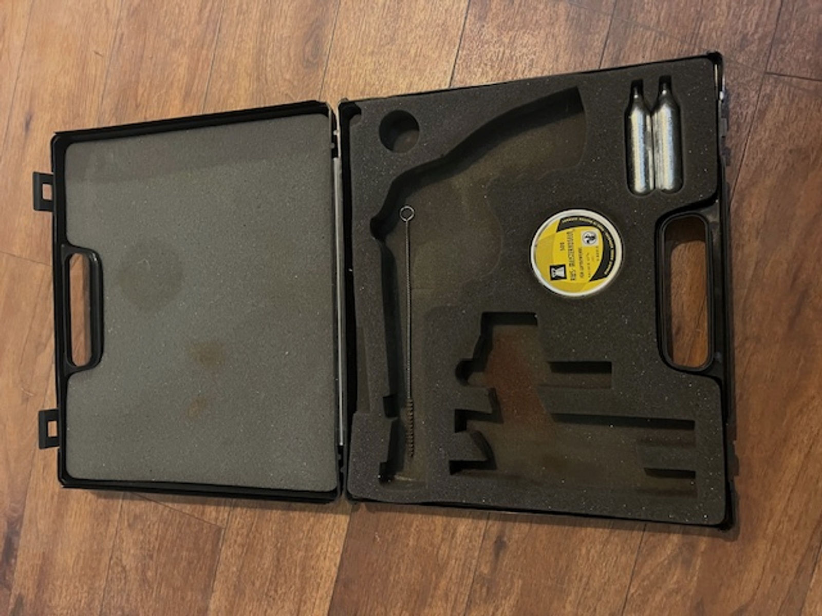 Smith & Wesson Kurzwaffen Koffer schwarz mit RWS Meisterkugeln, Gaskartuschen, Reinigungsstab