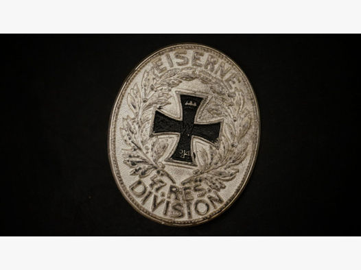 WK1 Eiserne Division Abzeichen mit Eisernem Kreuz mittig, Fundzustand