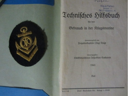Kriegsmarine Buch und Abzeichen
