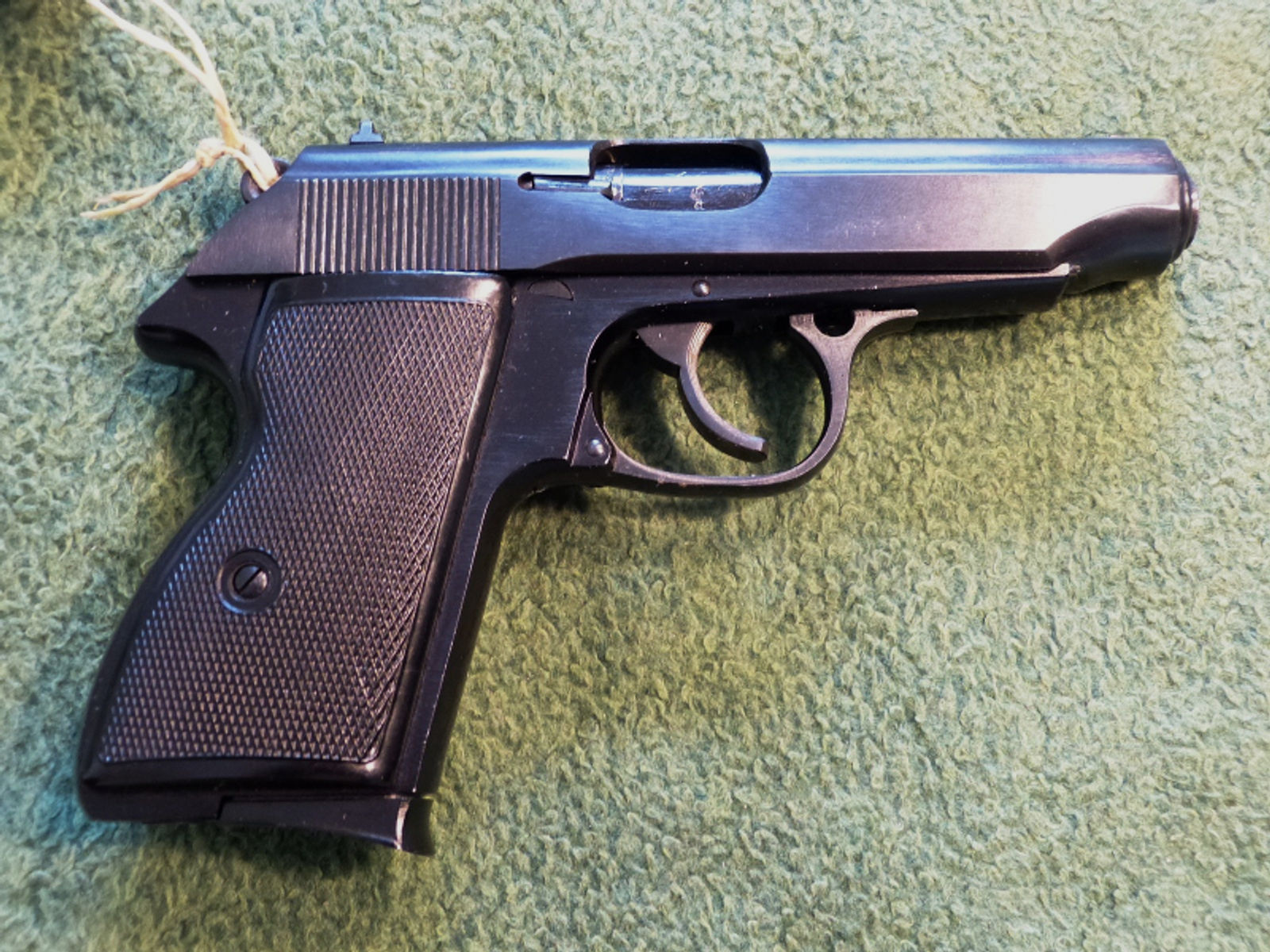 7,65 mm Browning Selbstladepistole durch Akah importiert im neuwertigen Sammlerzustand, Lauf spiegel