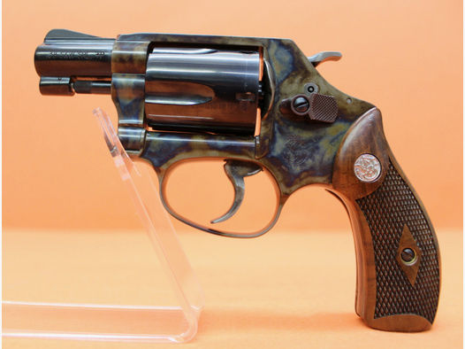Revolver .38Special Smith&Wesson/ S&W36-10 brüniert/ buntgehärtet, 1 7/8" Lauf/ Holzgriffschalen