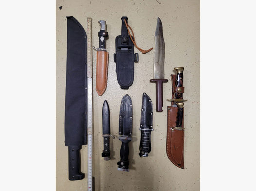 Sammlung aus 8 Messern und 1 Machete