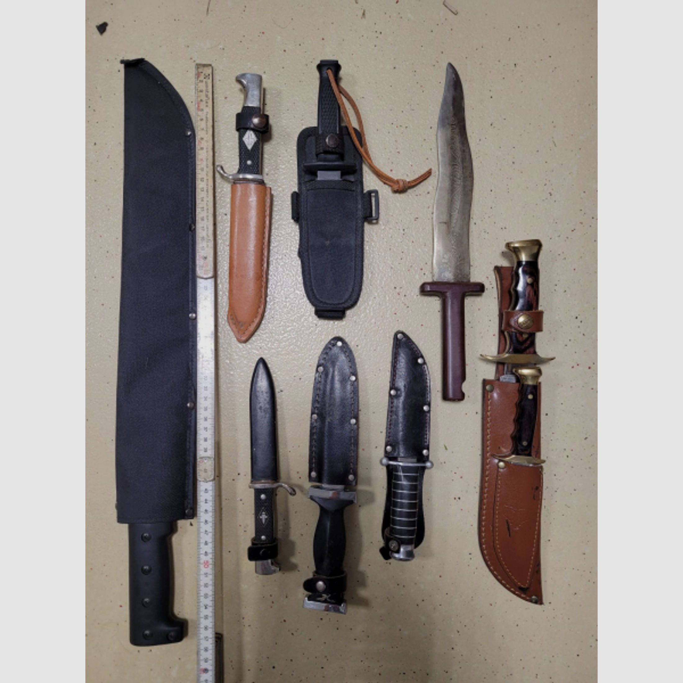 Sammlung aus 8 Messern und 1 Machete