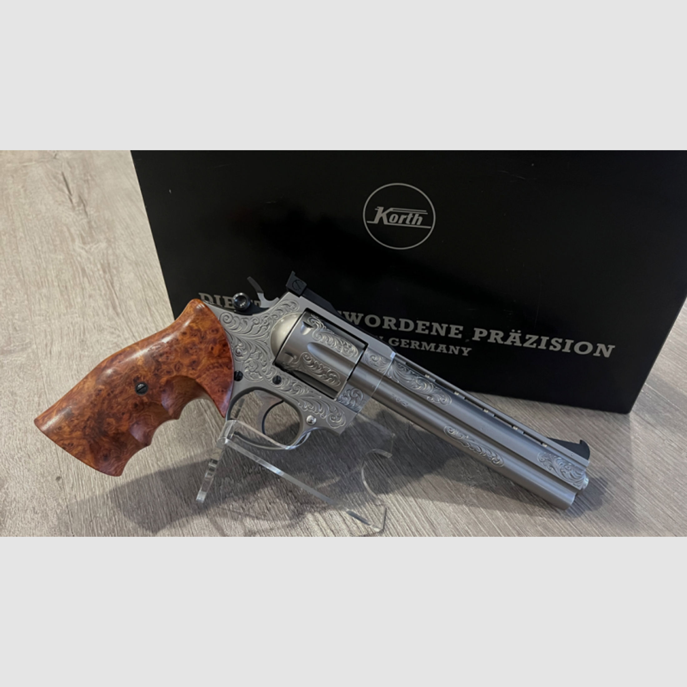 neuwertiger, gravierter Korth Revolver 6" in Originalverpackung. Kal. 357 Mag.