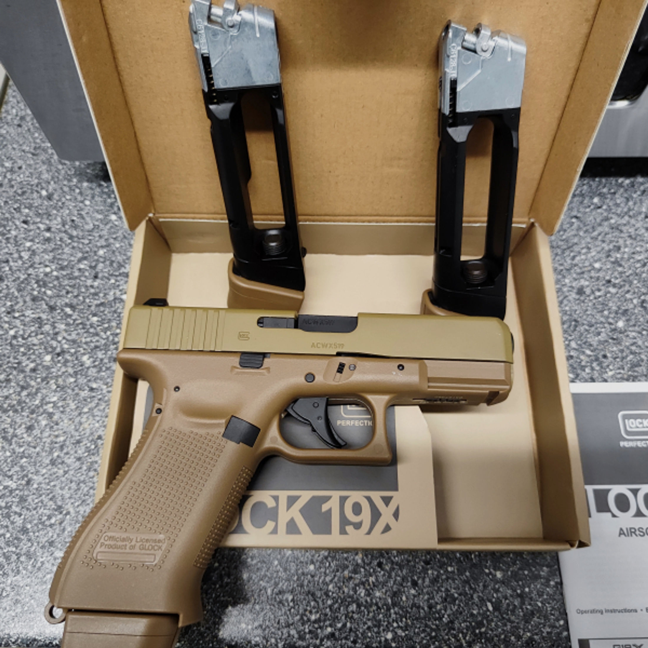 Glock 19x Airsoft CO2 6mm Blow Back mit 3 Magazine