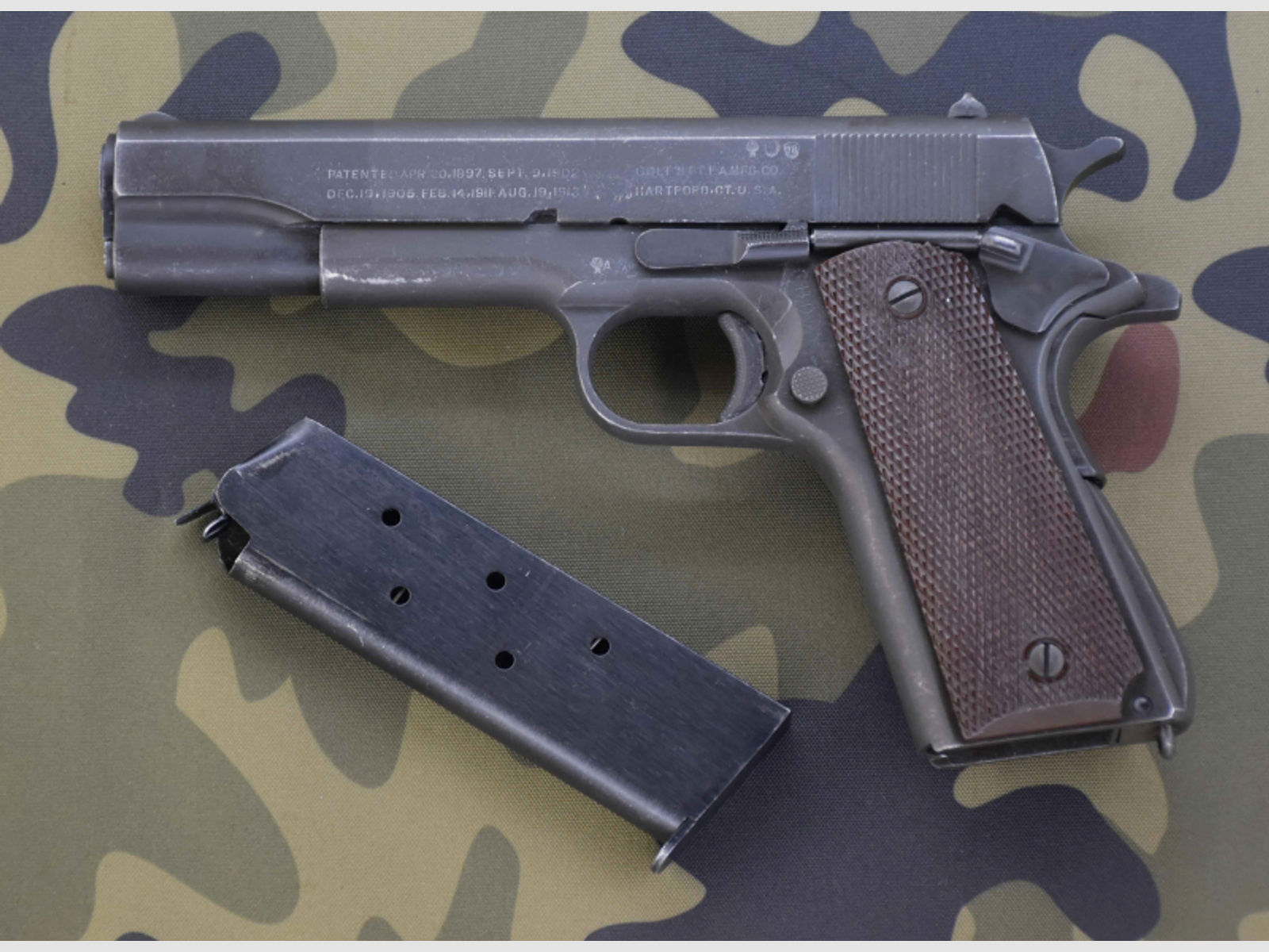 Armeepistole Ordonnanzwaffe Selbstladepistole Colt M 1911 A 1 Government Kal. .45 ACP Bj. 1944, 1a!