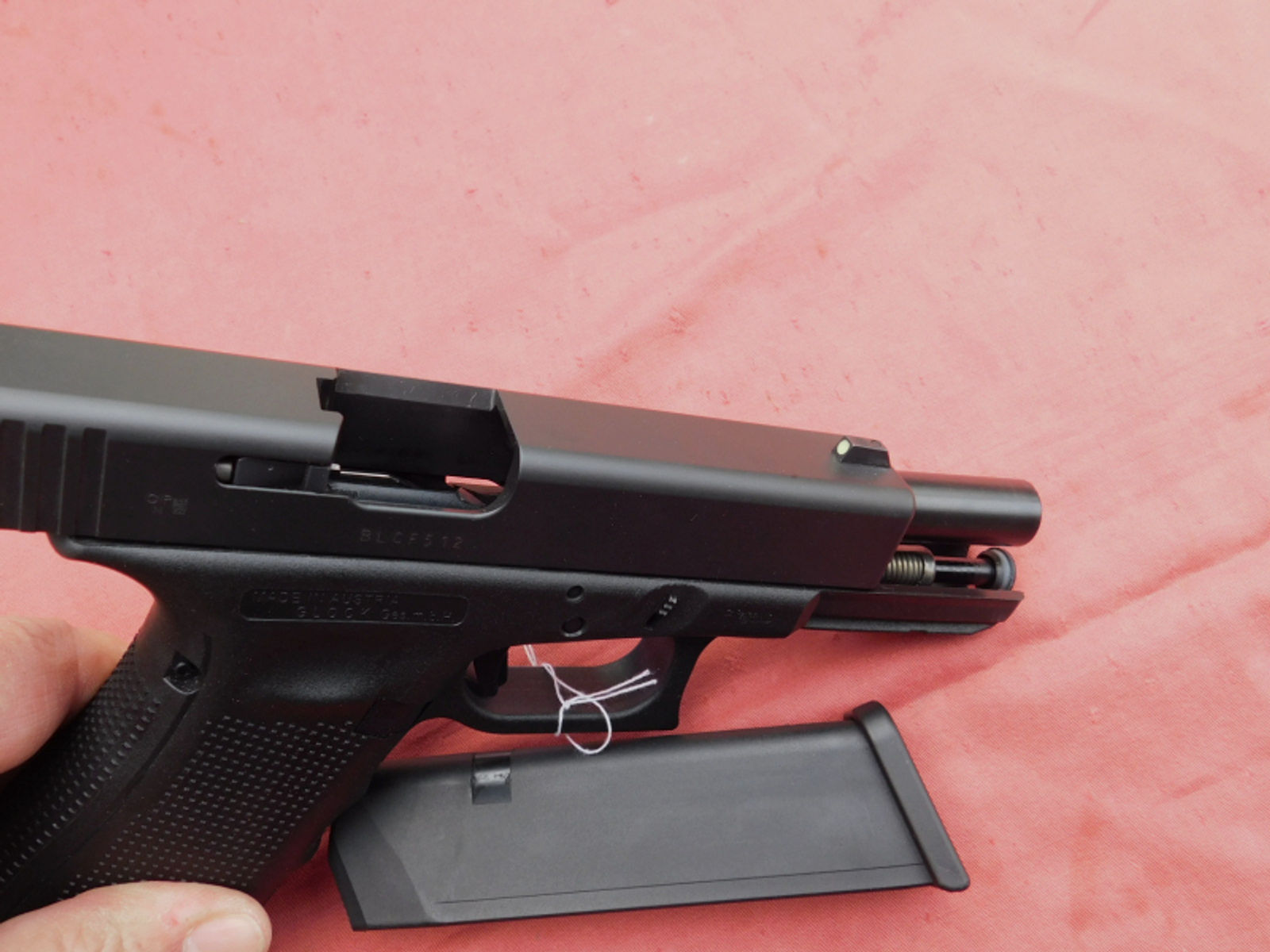 Glock Gen. 4 Mod. 17 Kal. 9 mm Luger mit Leuchtvisier, 2 Magazine alles im orig. Glock Koffer