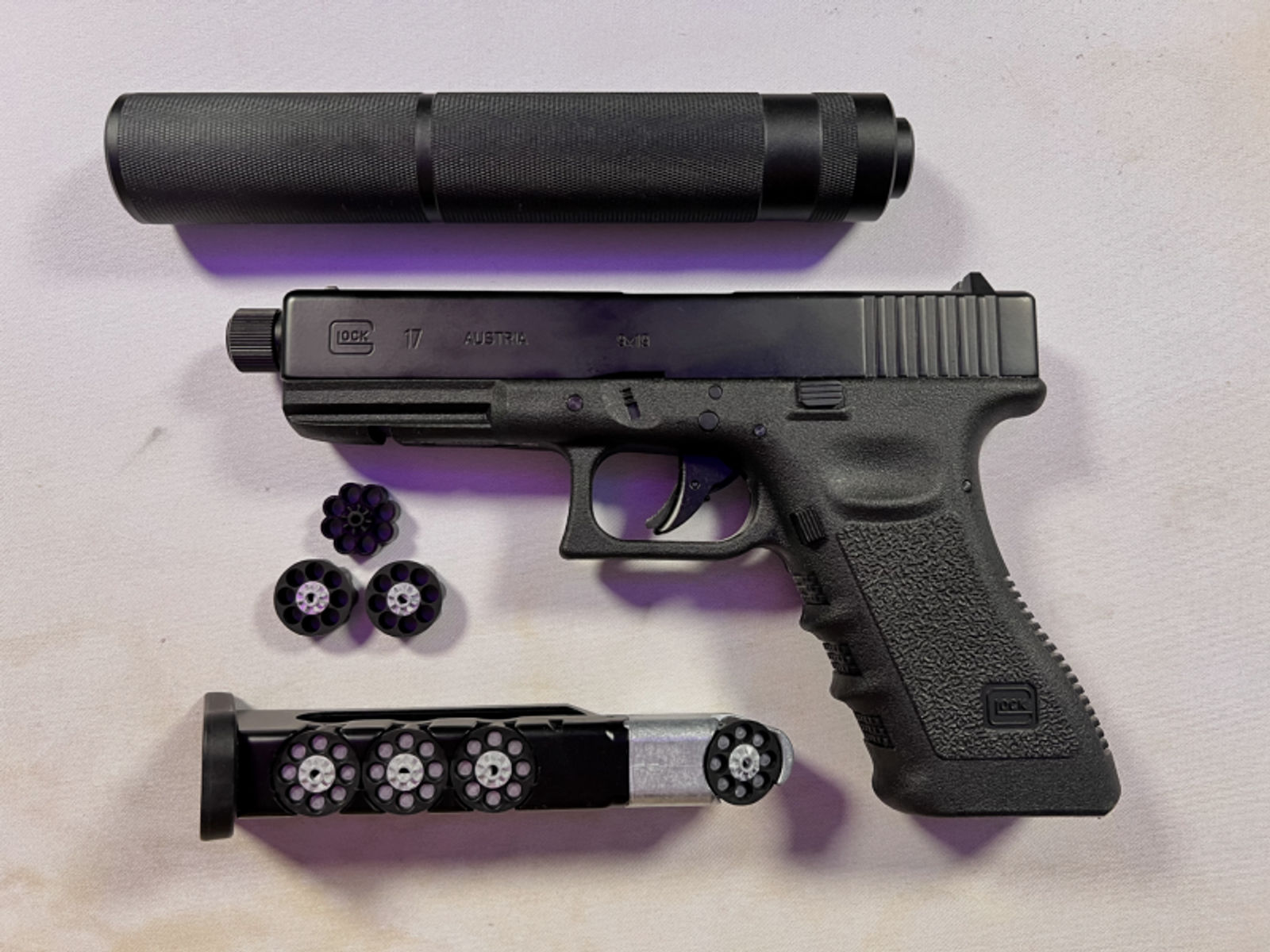 Glock 17 mit Laufgewinde Co2-Pistole Kaliber 4,5 mm Stahl BB / Diabolo Blowback (P18) + Schalldämpfe