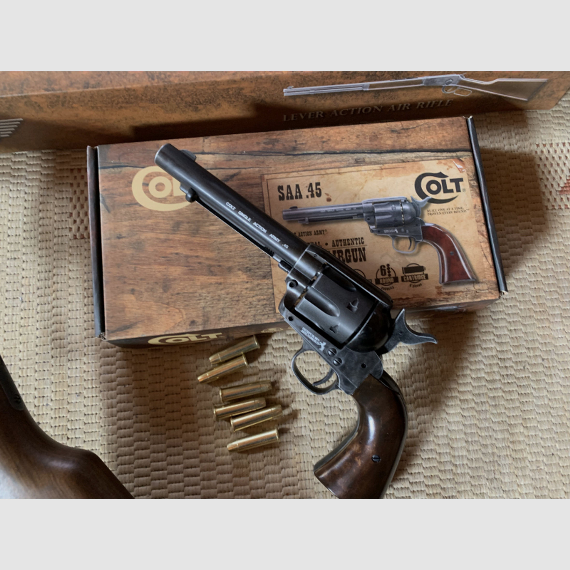 CO2 Waffen: zwei Colt SAA 45 cal. 4,5 mm in Nickel und Antique Finish + Cowboy Rifle auch 4,5 mm