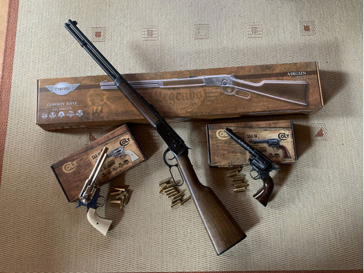 CO2 Waffen: zwei Colt SAA 45 cal. 4,5 mm in Nickel und Antique Finish + Cowboy Rifle auch 4,5 mm