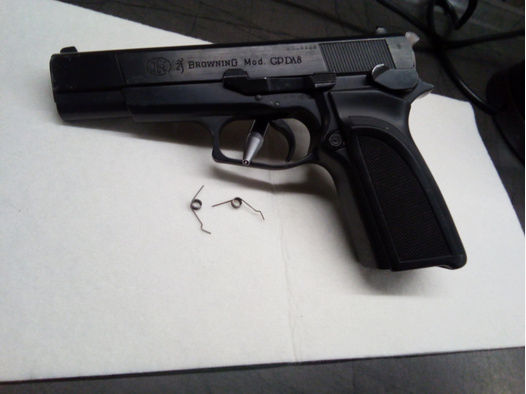 Biete eine Automatic Pistole Modell Browning kaliber 8mm.ohne Magazin