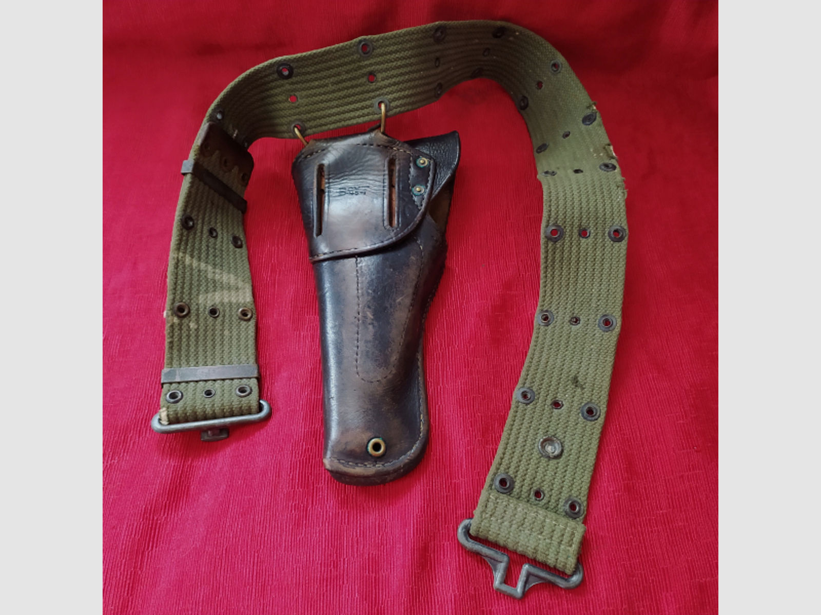 ==>Original U. S. Army-2. Weltkrieg Lederholster Colt 1911 BoyT 45 mit Gürtel-Koppelschloss Selten