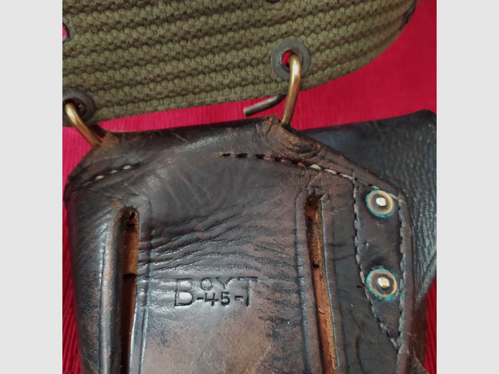 ==>Original U. S. Army-2. Weltkrieg Lederholster Colt 1911 BoyT 45 mit Gürtel-Koppelschloss Selten