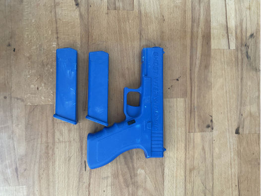 Blue gun training Glock 17 mit magazinwechsel