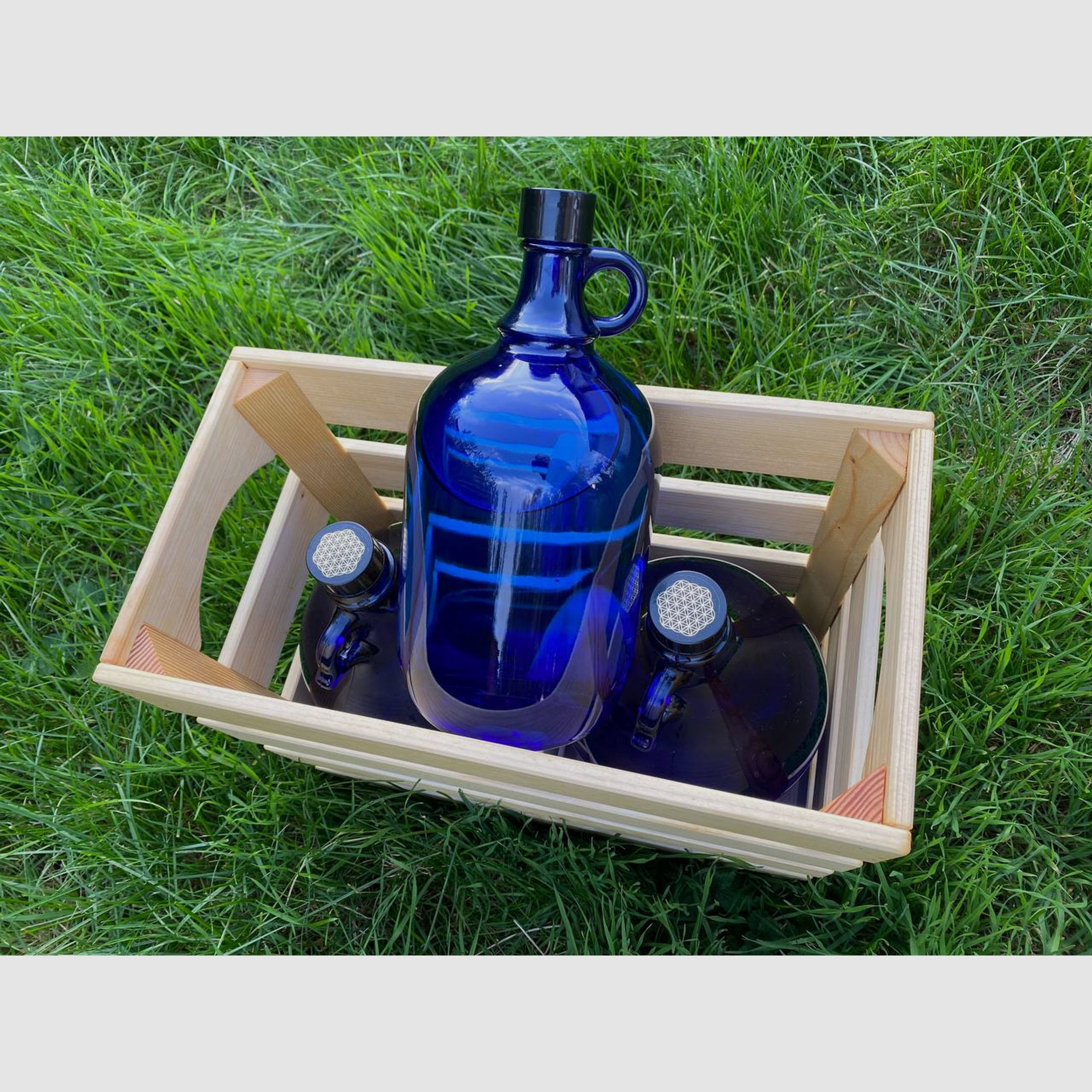 Holzträger mit zwei Flaschen, Blauglas zweimal 5 Liter