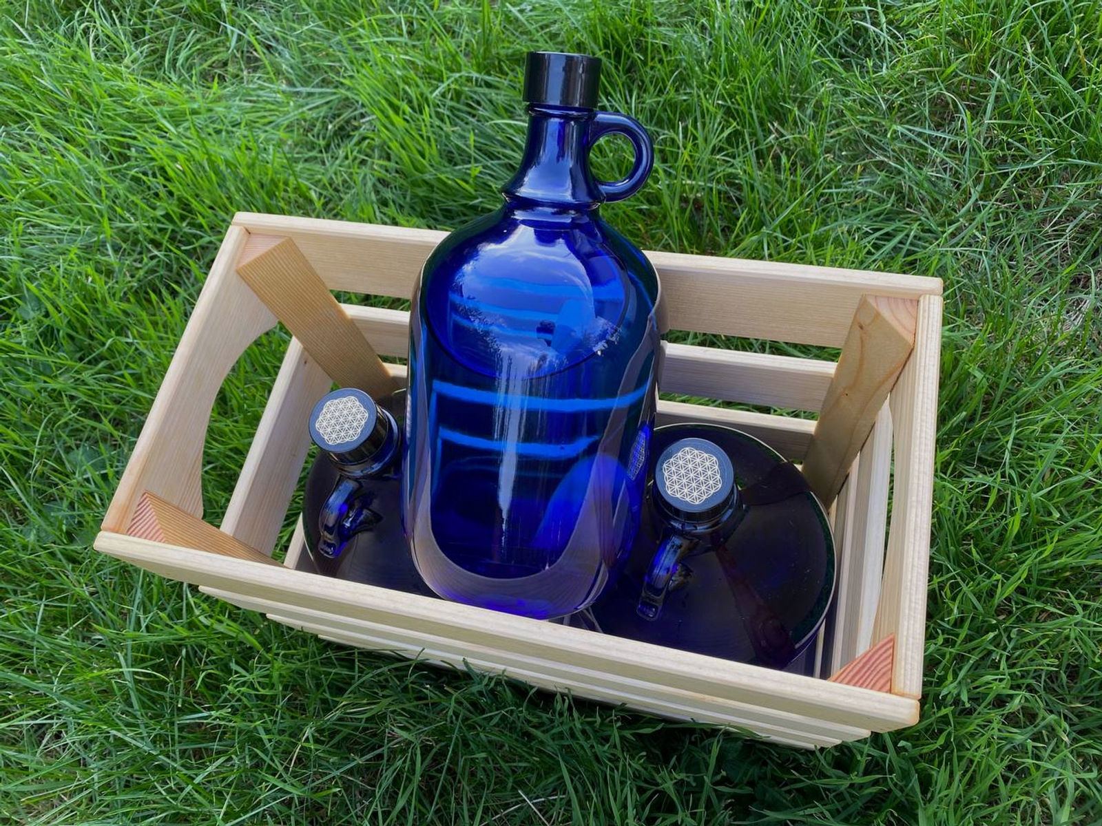Holzträger mit zwei Flaschen, Blauglas zweimal 5 Liter