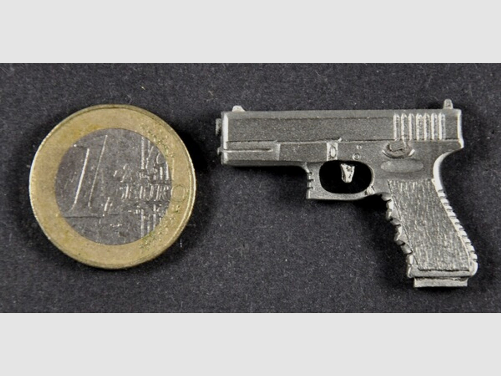 Glock Pistole neues Griffstück als Metall-Anstecker