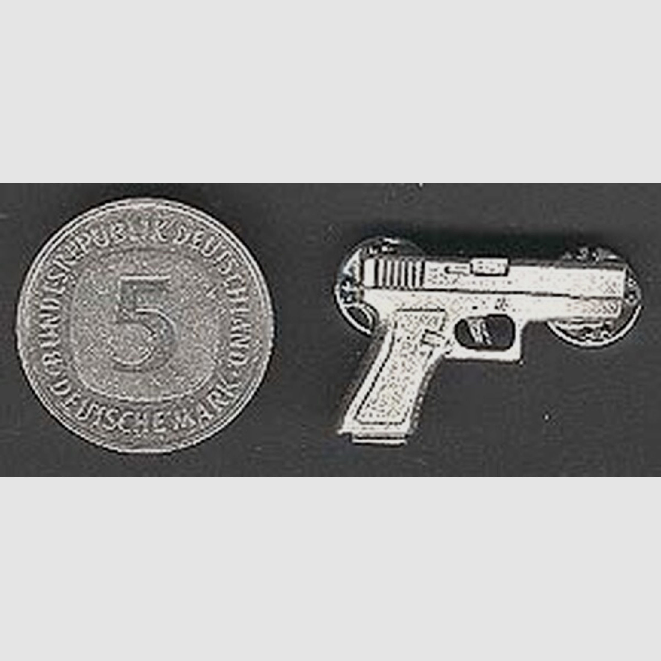 Pistole Glock als Metall-Anstecker