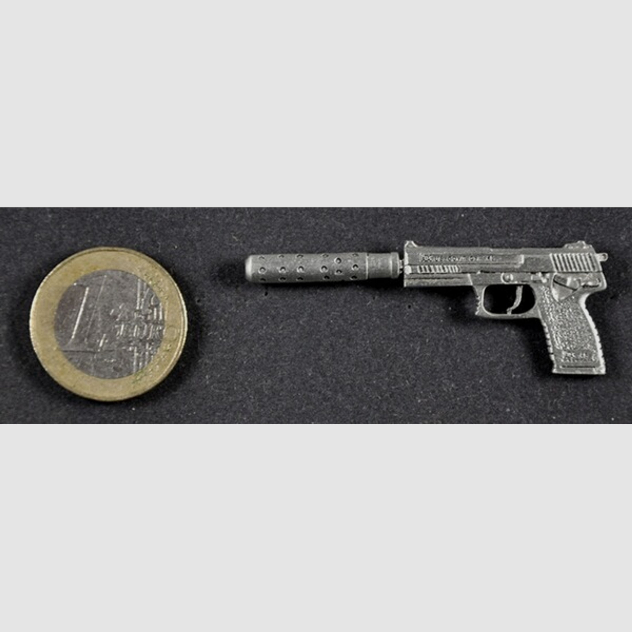 H&K SOCOM Pistole mit Schalldämpfer als Metall-Anstecker