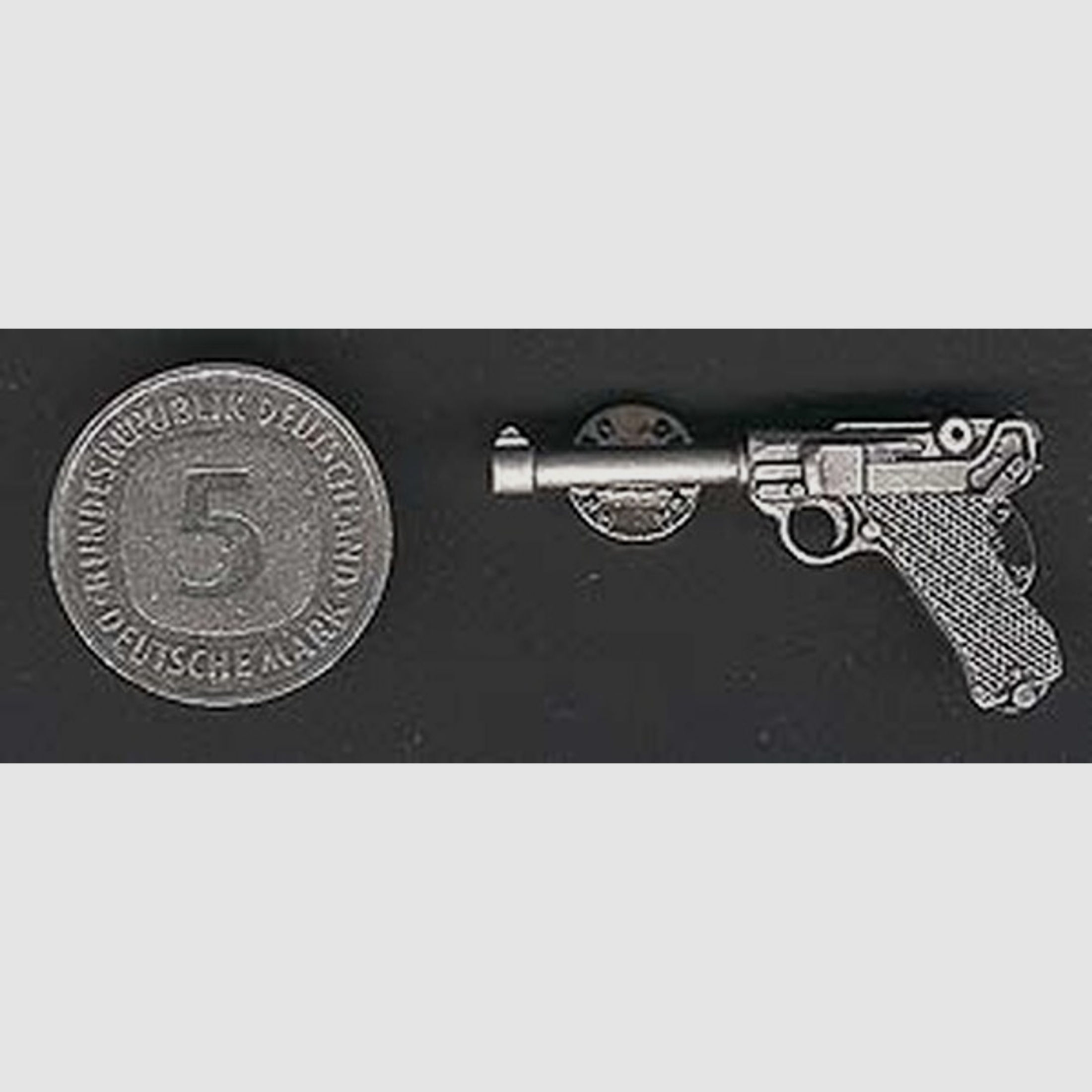 Pistole Luger 08 als Metall-Anstecker