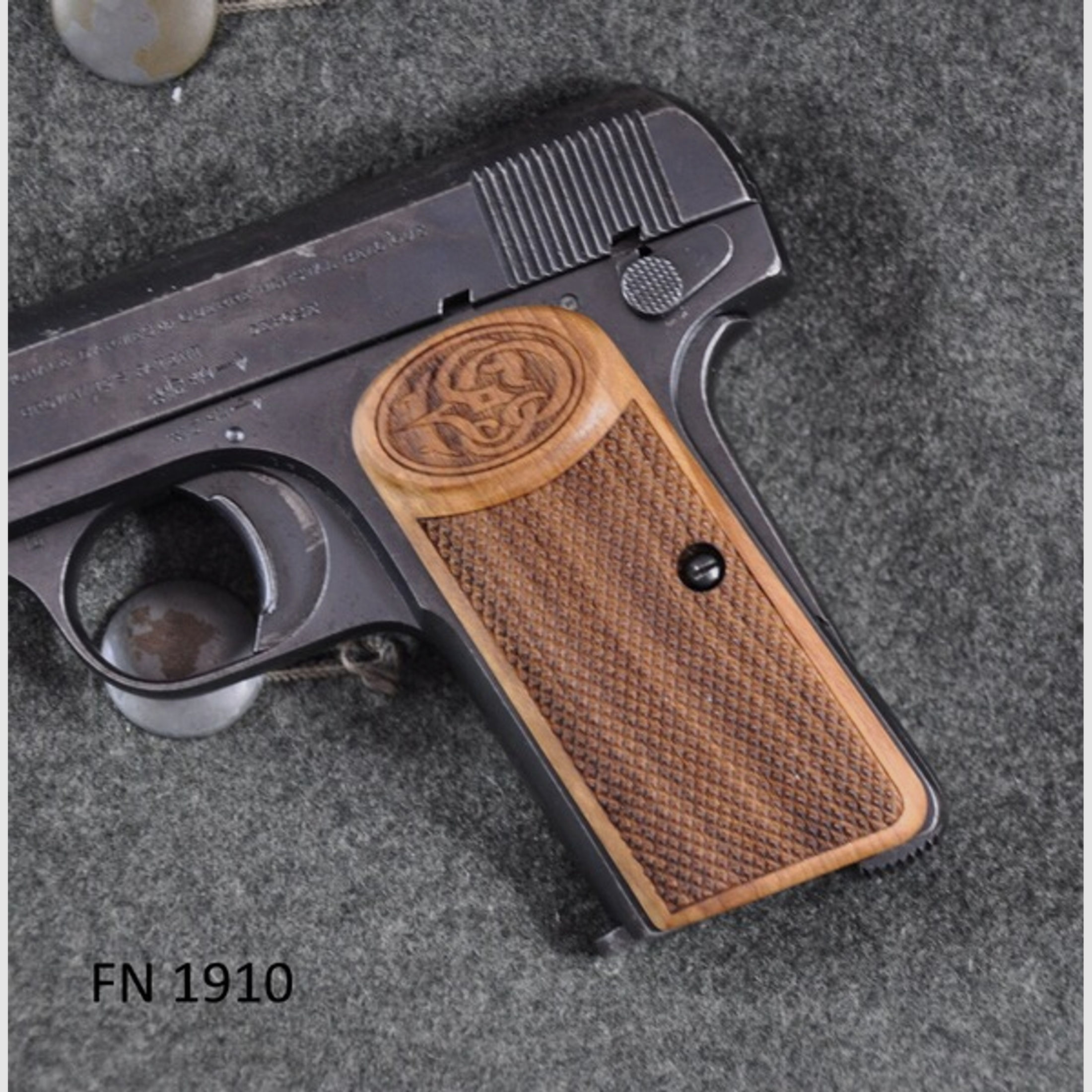 Nussbaum-Griffschalen mit Fischhaut für Pistole FN 1910
