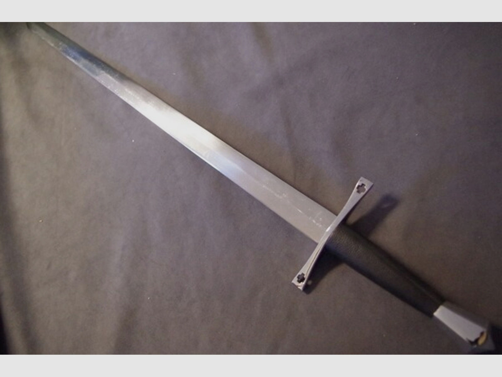 Mittelalterliches Schwert , Einhänder mit Kreuzen im Parier