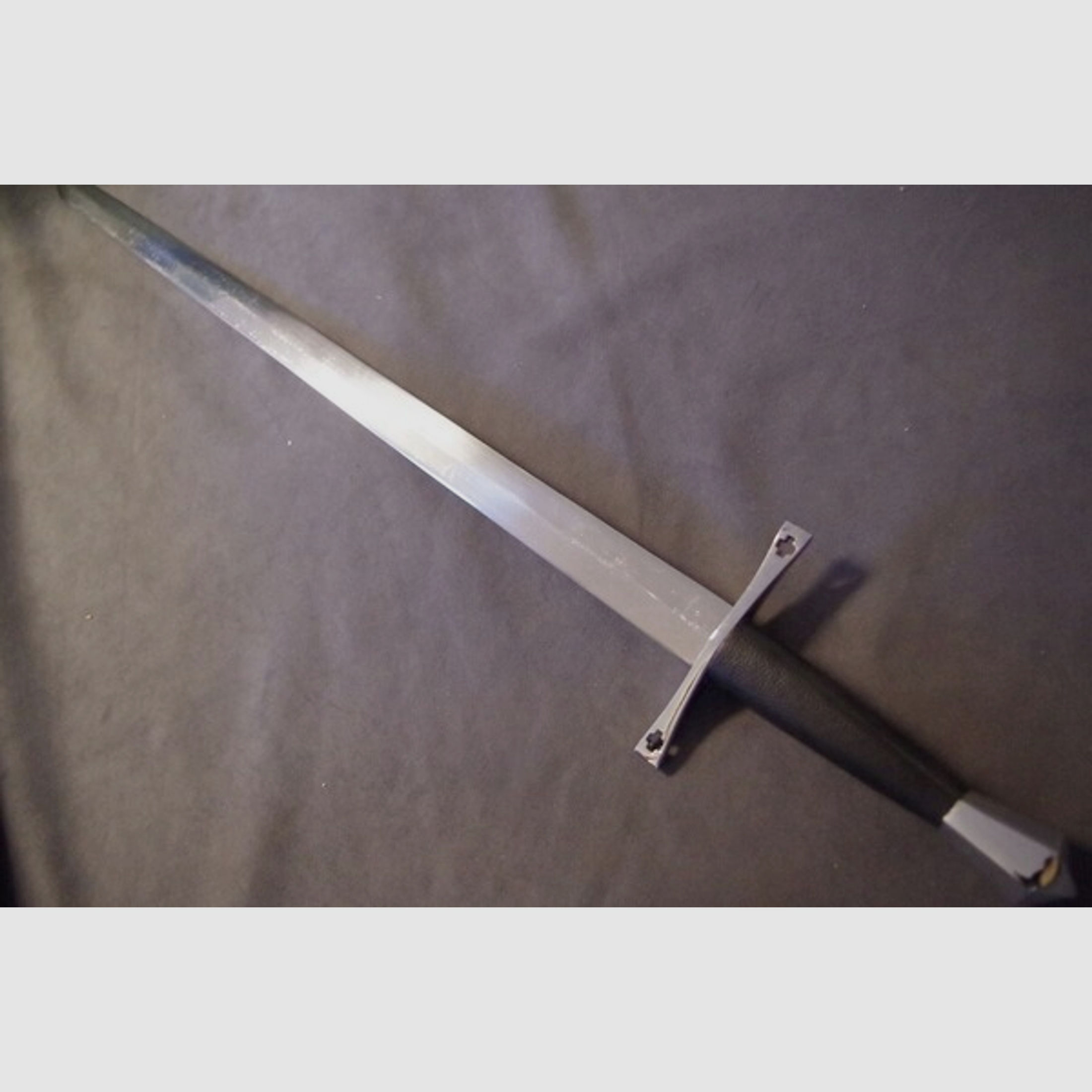 Mittelalterliches Schwert , Einhänder mit Kreuzen im Parier