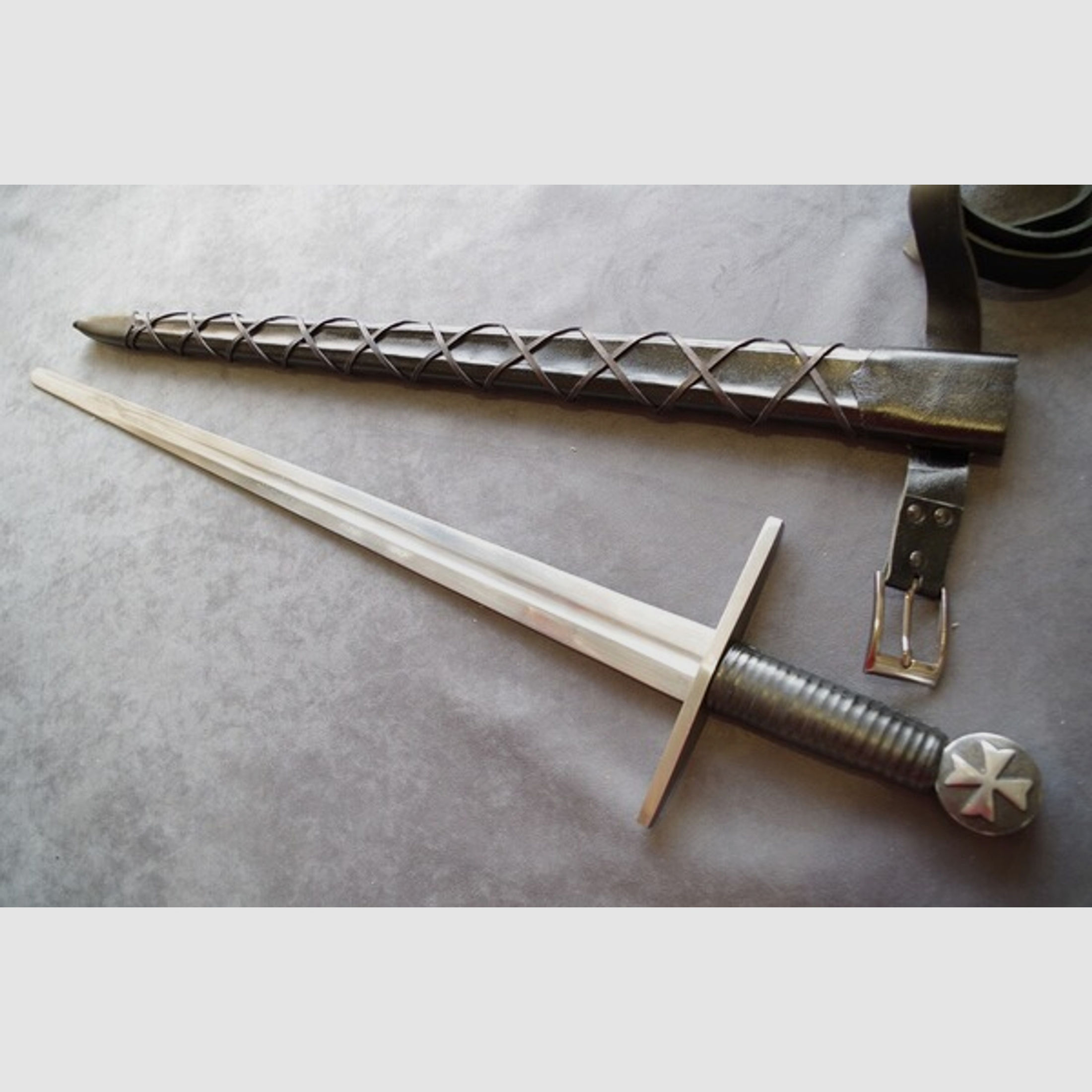 Mittelalterliches Schwert , Einhänder mit Kreuz Templer Schwert mit toller Scheide Gürtel Schaukampf
