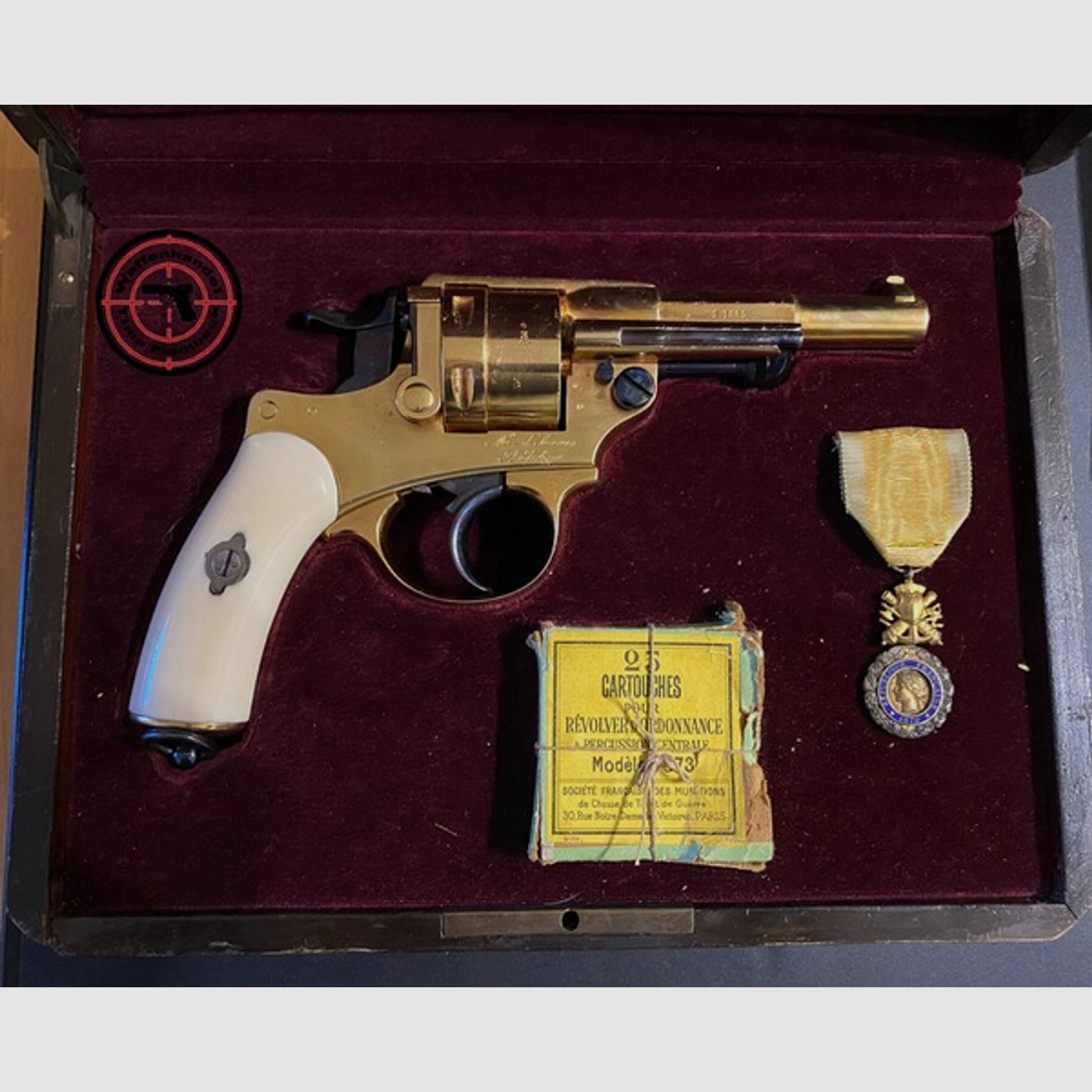 Sammlerwaffe: vergoldeter MAS 1873 Revolver in Holzschatulle mit original Munition