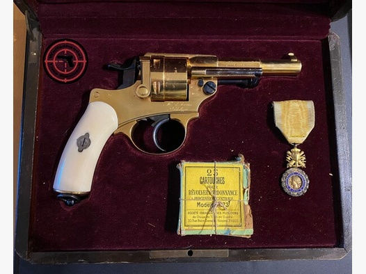 Sammlerwaffe: vergoldeter MAS 1873 Revolver in Holzschatulle mit original Munition