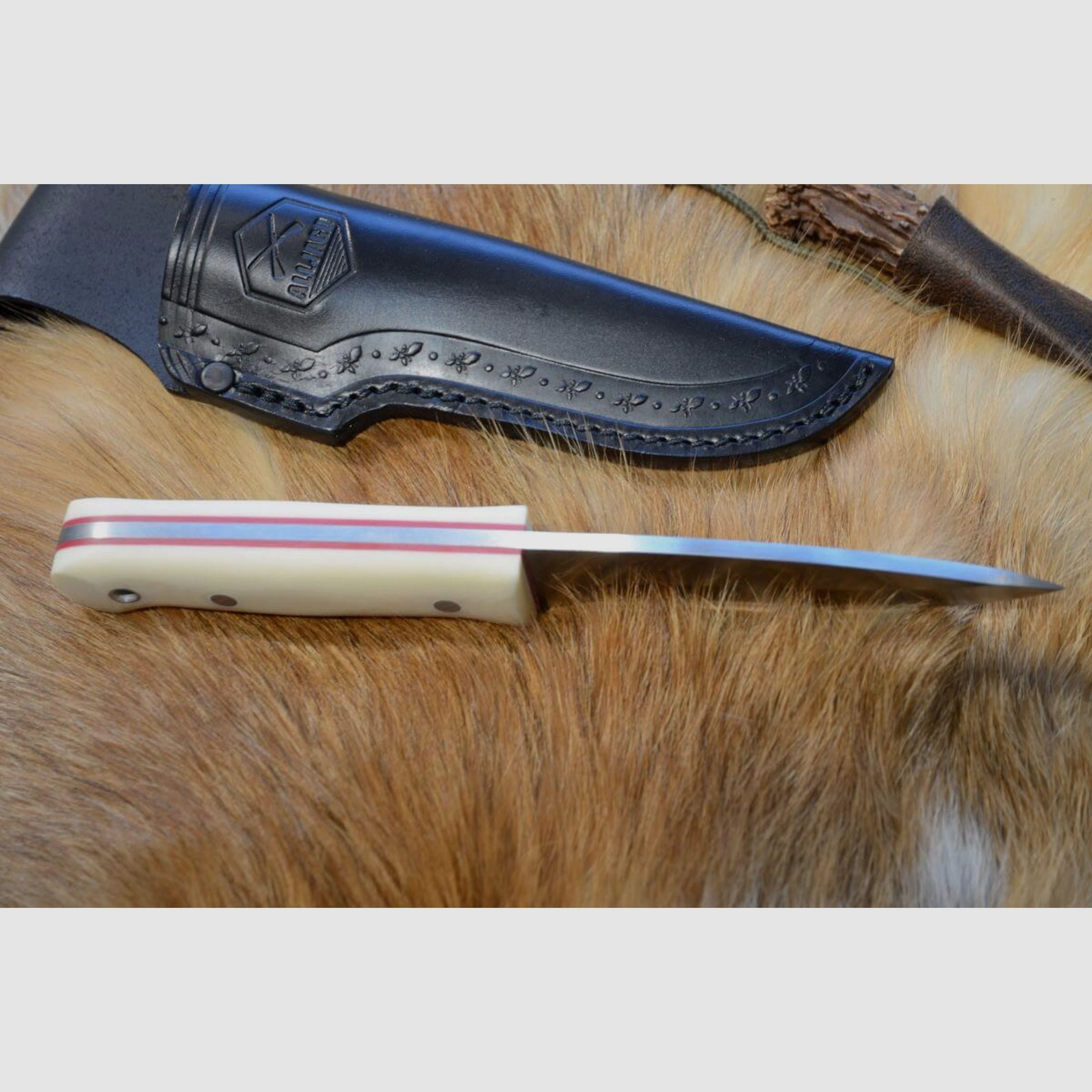 Jagdmesser mit Elfenbein-Micartagriff­schalen & Linern
