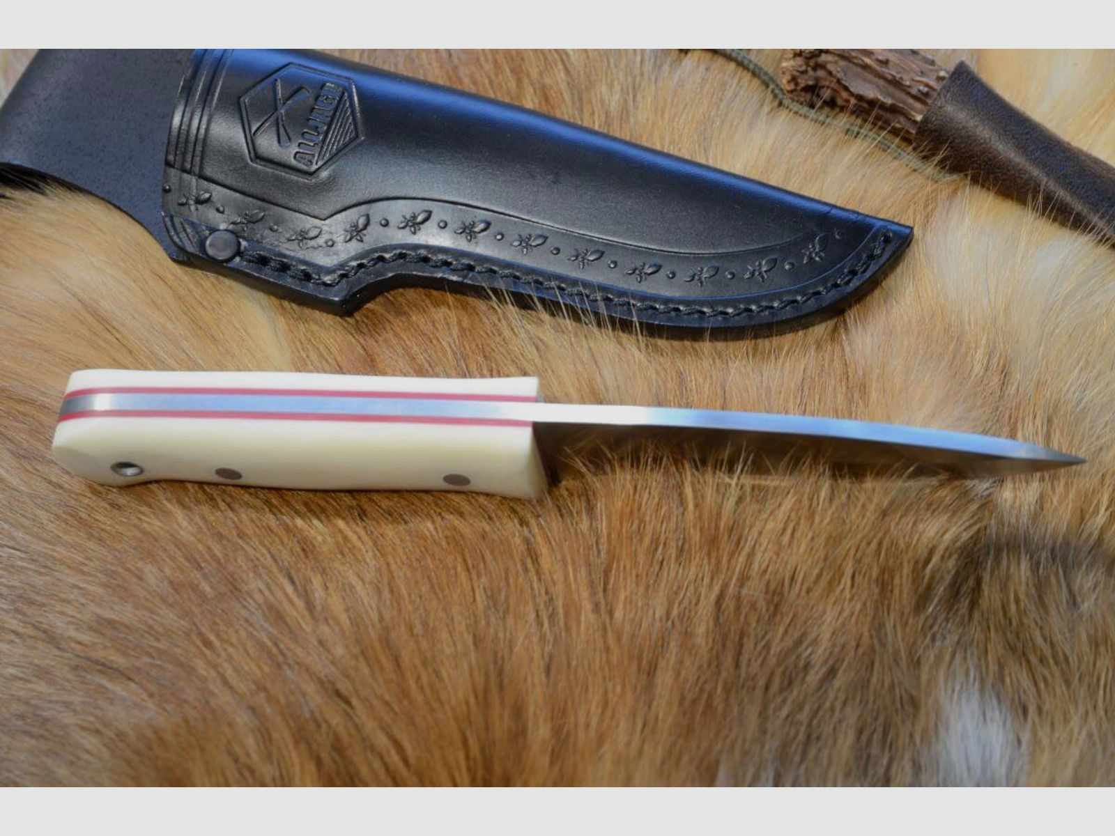 Jagdmesser mit Elfenbein-Micartagriff­schalen & Linern