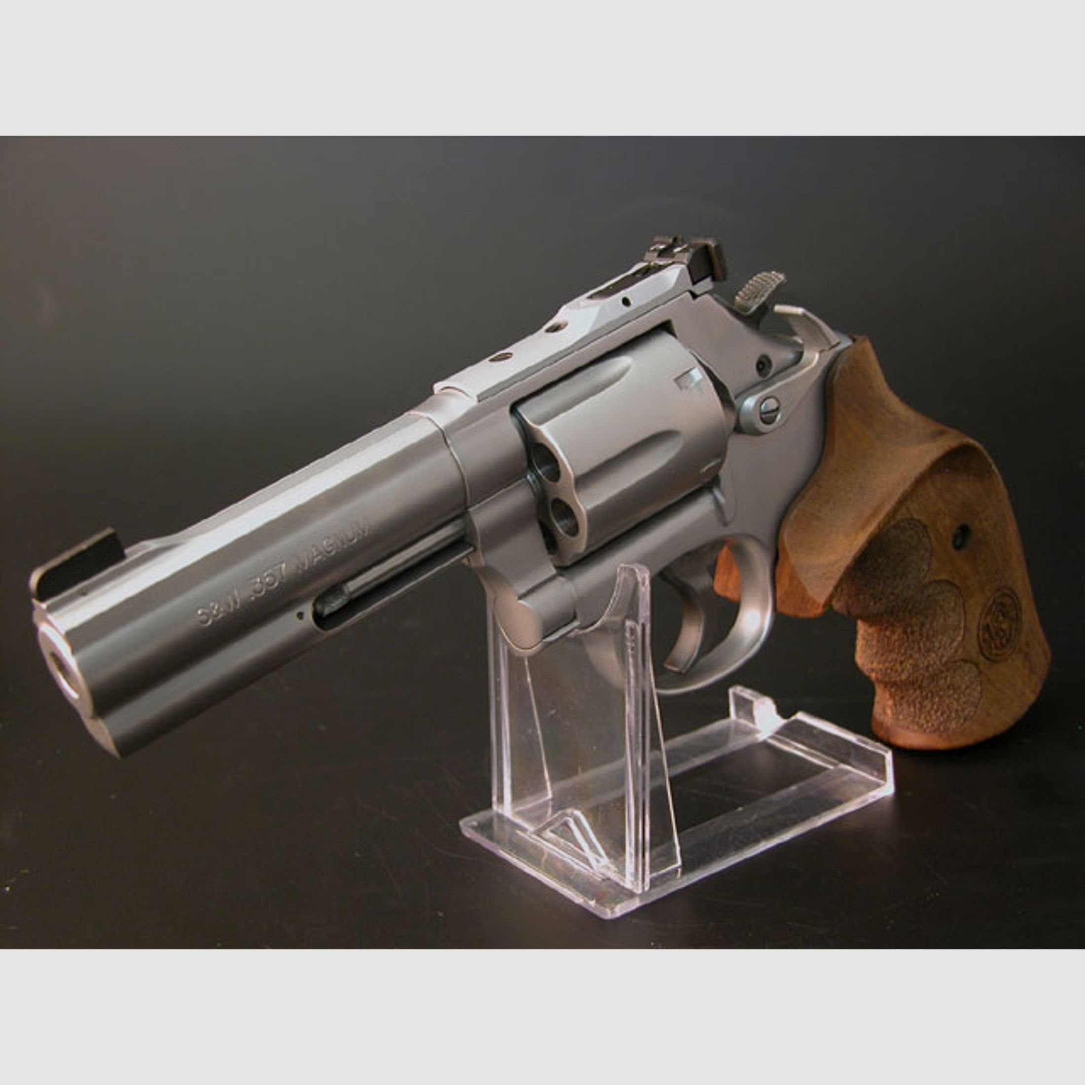 Smith & Wesson 686 -6 4" S&amp;W LPA TXT Visier Nussbaum Griff .357 Mag Satin Finish Security Edition