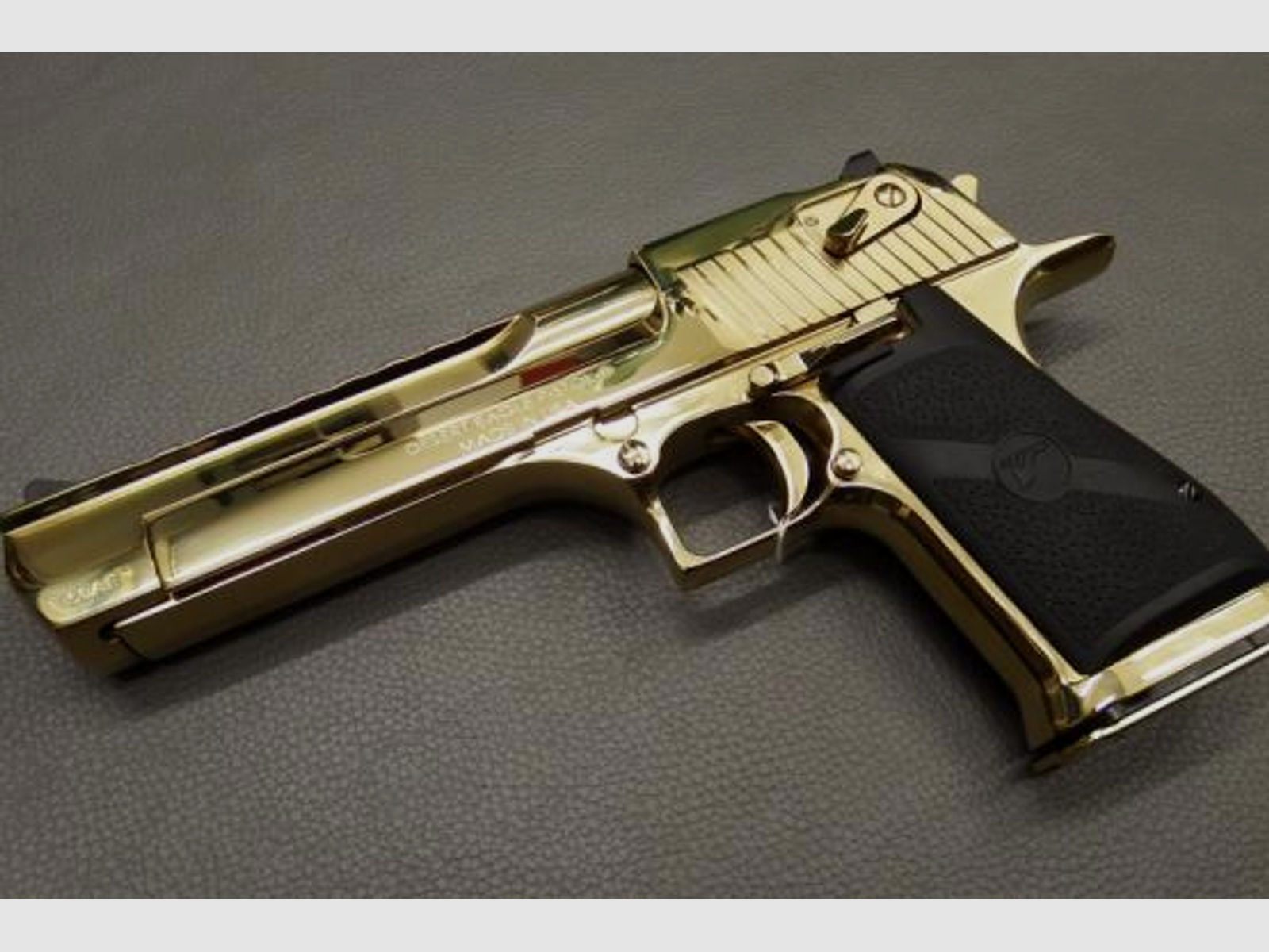 Magnum Research Desert Eagle Pistole, Kaliber .50 AE, Goldfarben