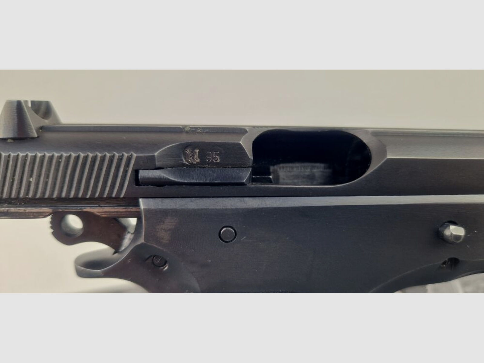 Ceská Zbrojovka	 Pistole CZ 75 B - 9mm Luger