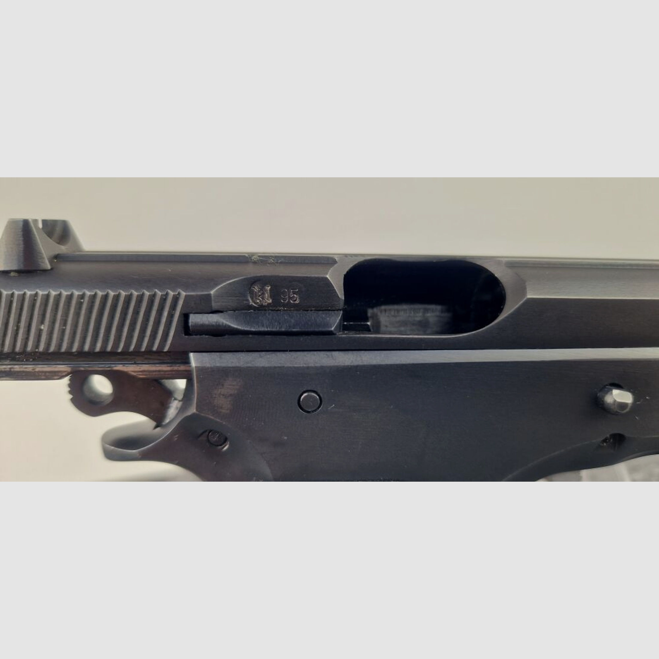 Ceská Zbrojovka	 Pistole CZ 75 B - 9mm Luger