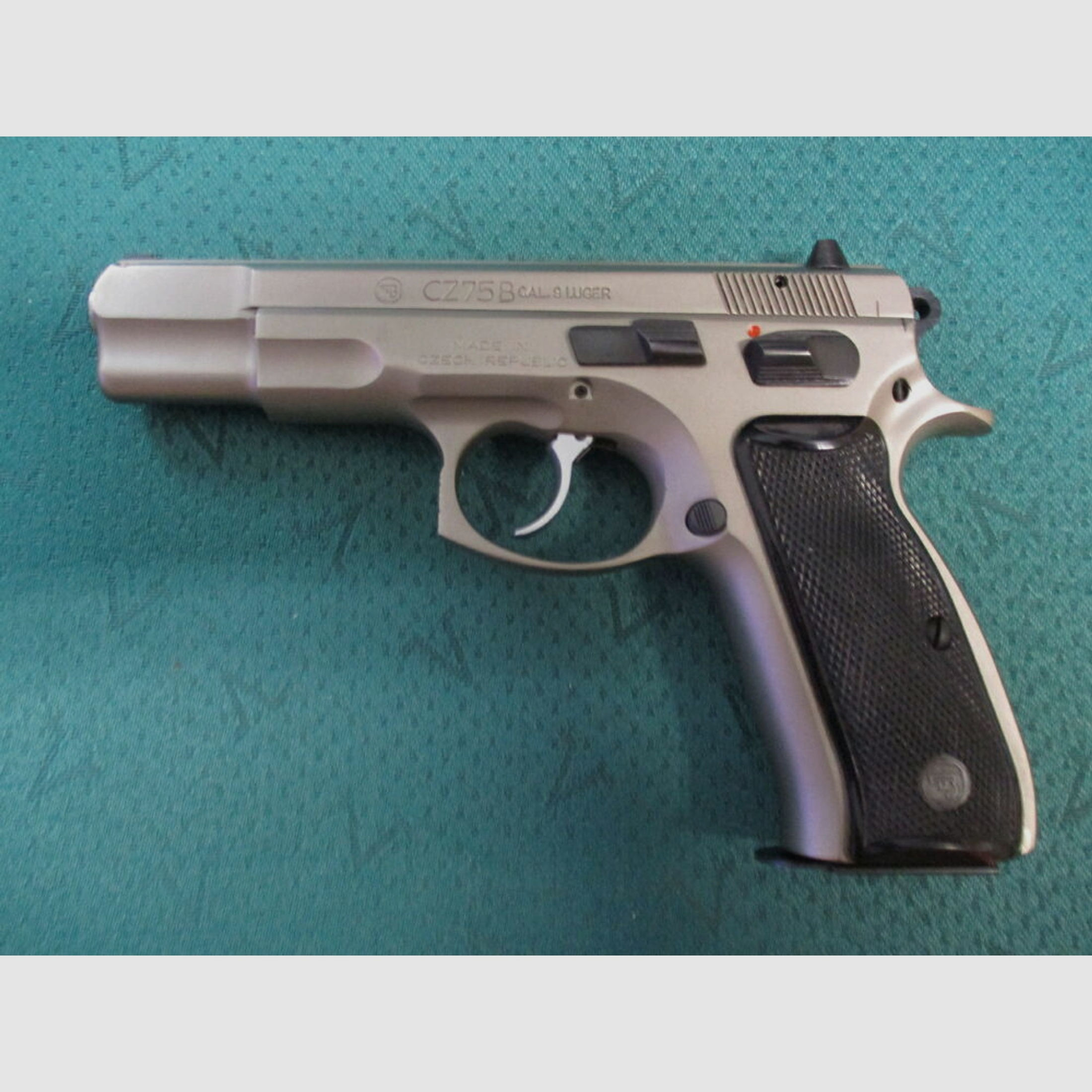 Pistole CZ 75B 9mm Luger stainless	 75B