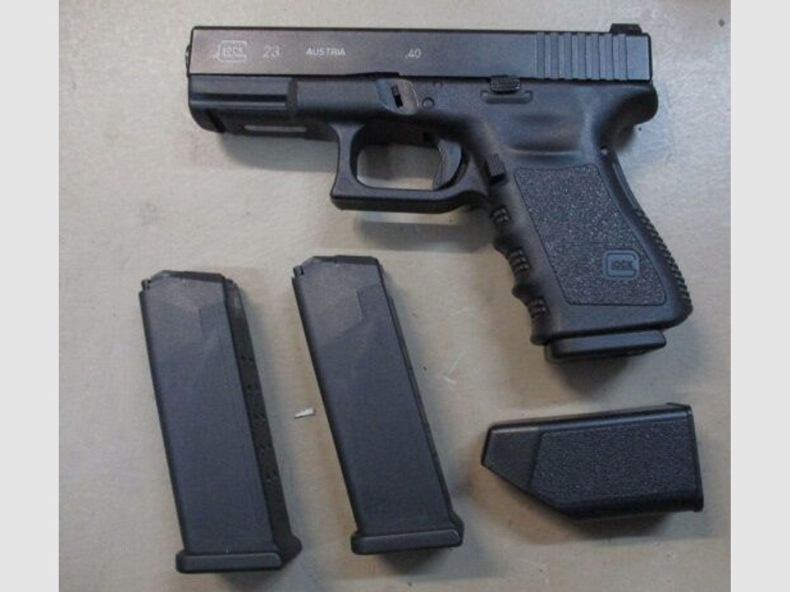 Pistole Glock 23 .40S&W mit 2 Reservemagazinen und Lader	 23