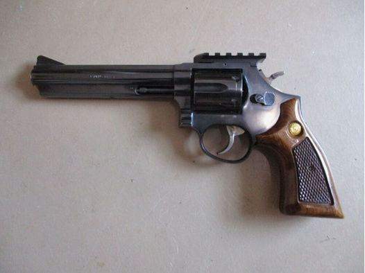 Revolver Taurus .357 magn 6 Zoll mit Weigand Weaver Schiene und Visier