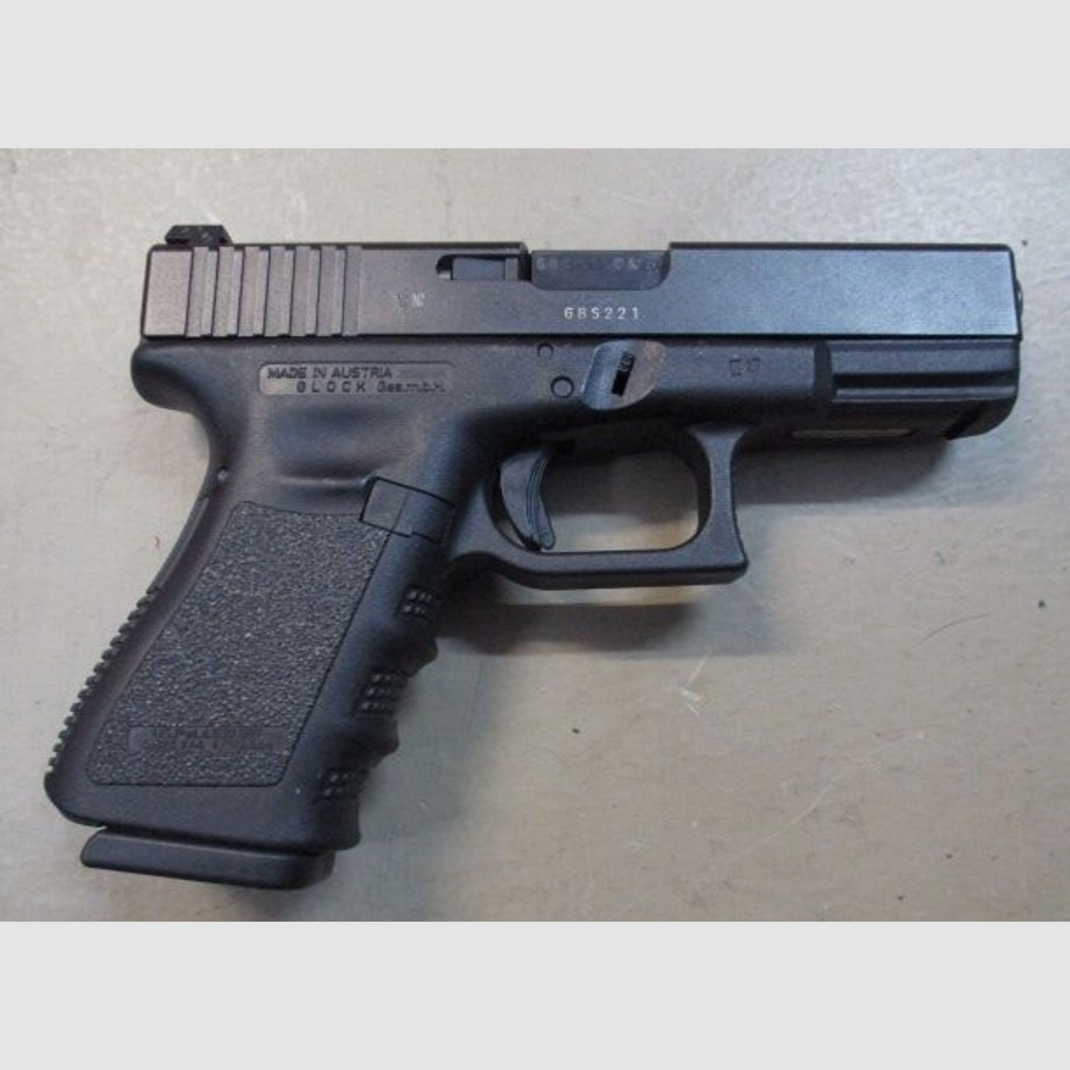 Pistole Glock 23 .40S&W mit 2 Reservemagazinen und Lader	 23