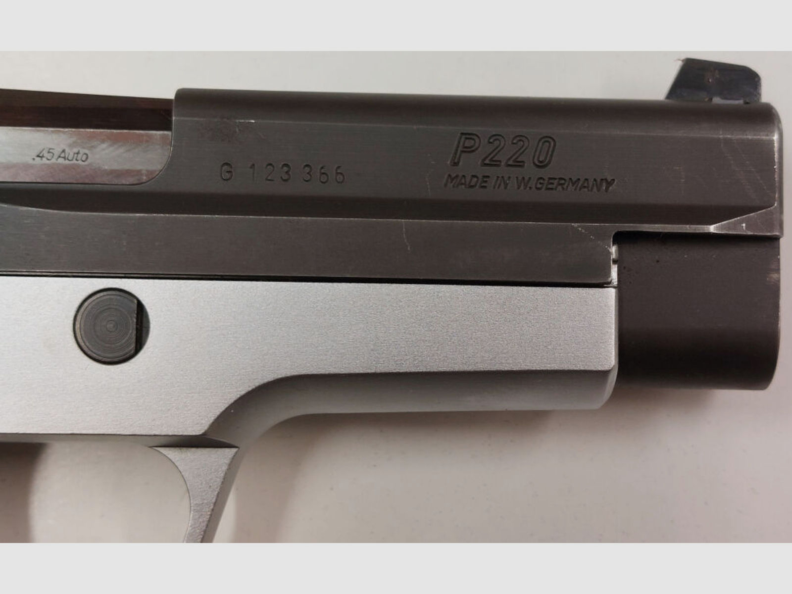 SIG SAUER	 DEFEKT Halbautom. Pistole SIG SAUER P220 Bicolor Schwarz/Silber im Kaliber .45ACP