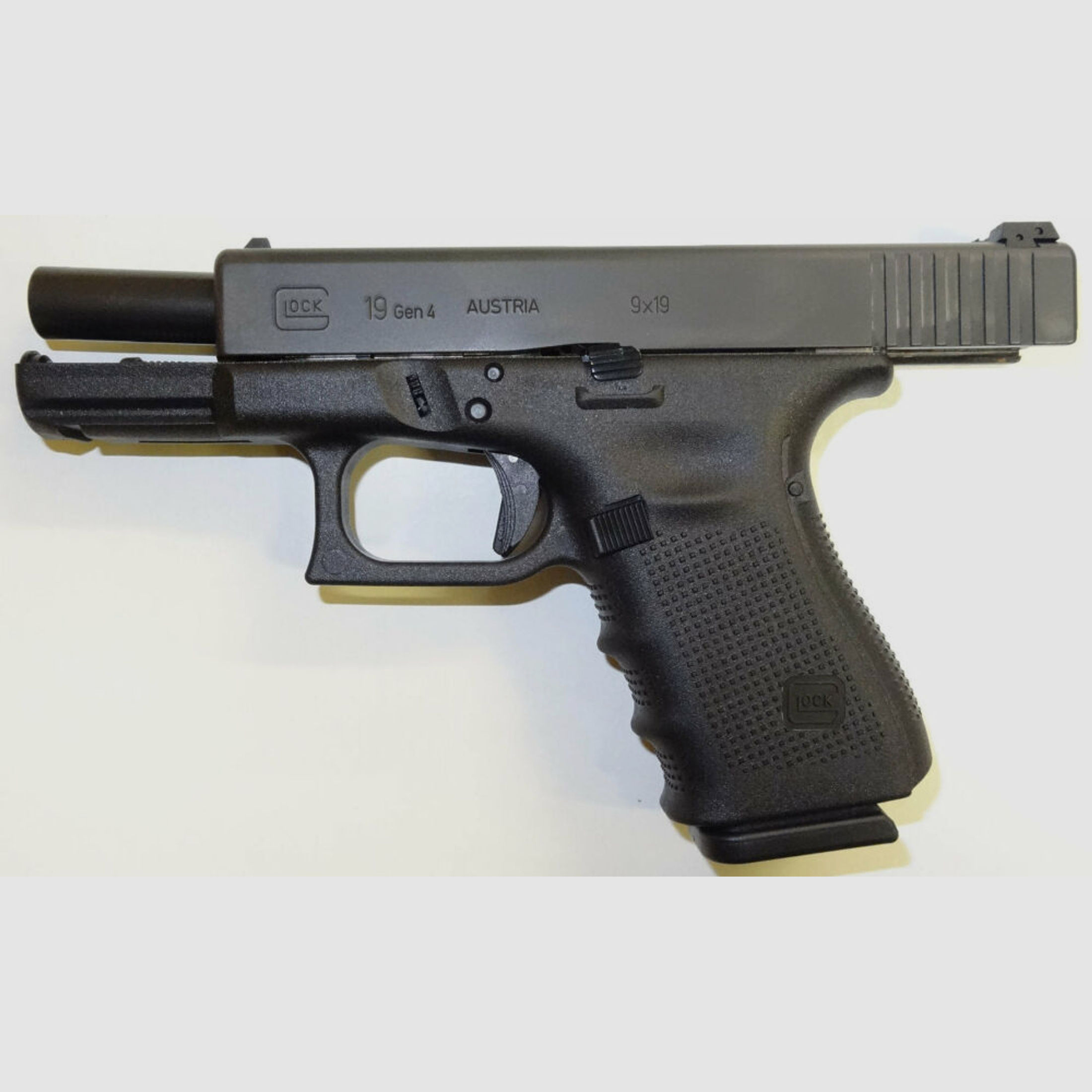 Glock	 Pistole Glock 19 Gen4 im Kaliber 9mm Para ( 9x19 ) Inkl. Zubehör