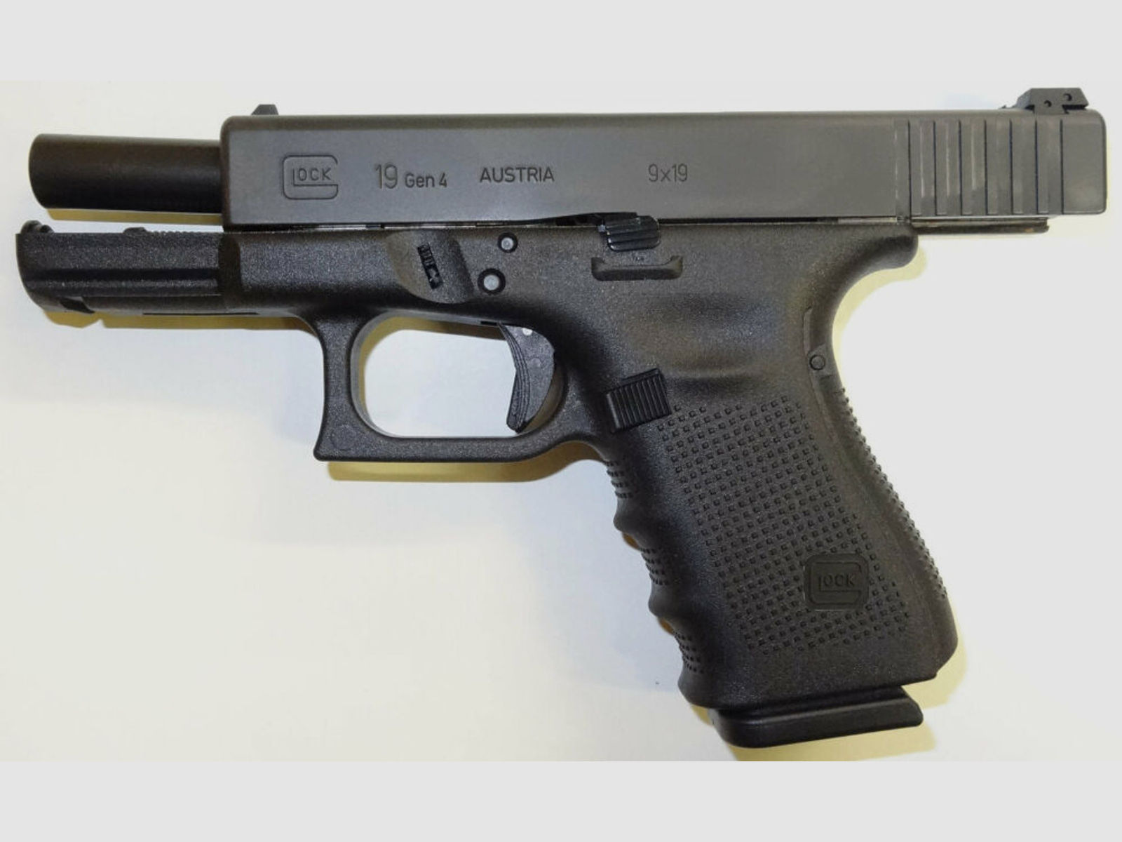 Glock	 Pistole Glock 19 Gen4 im Kaliber 9mm Para ( 9x19 ) Inkl. Zubehör