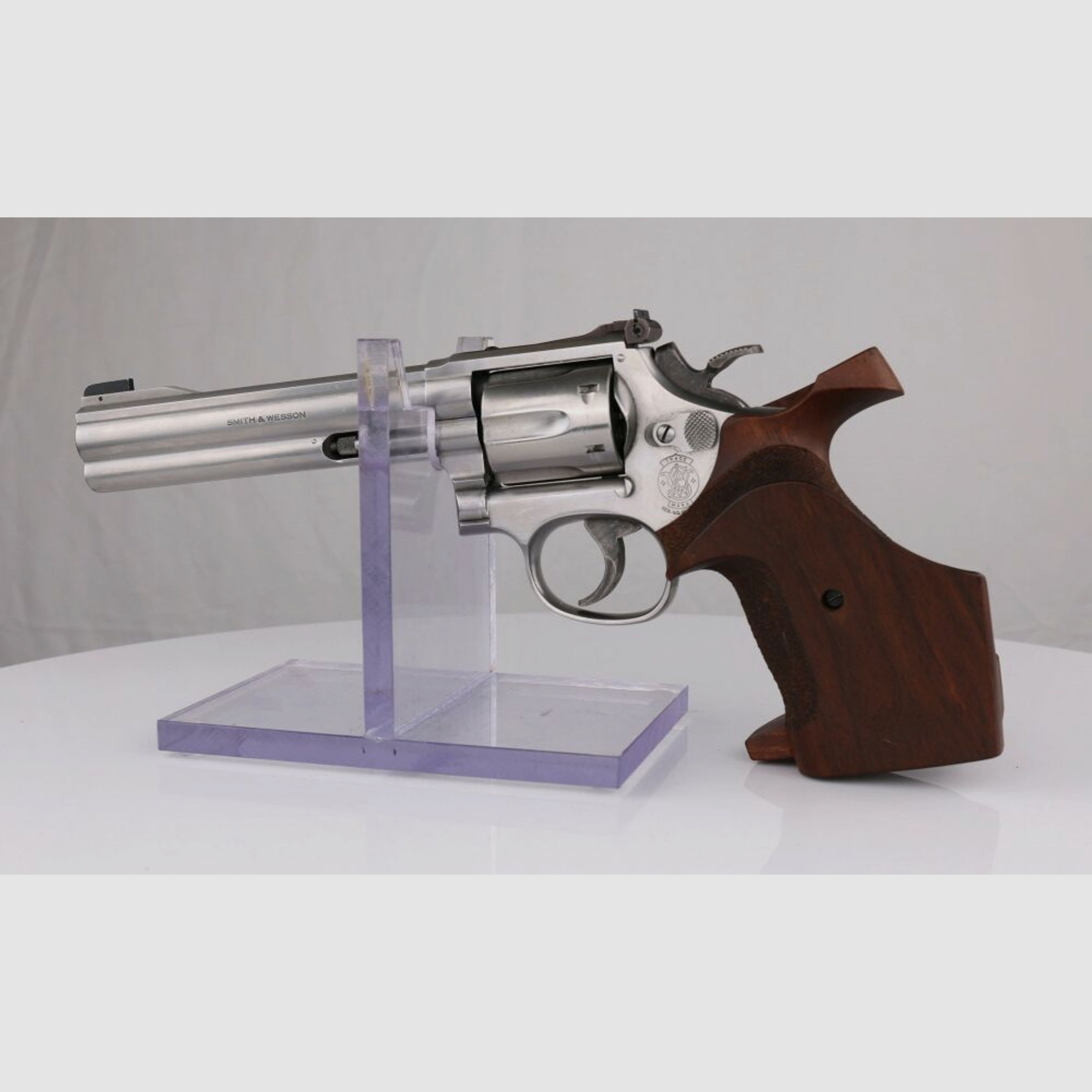 Smith & Wesson	 617-1