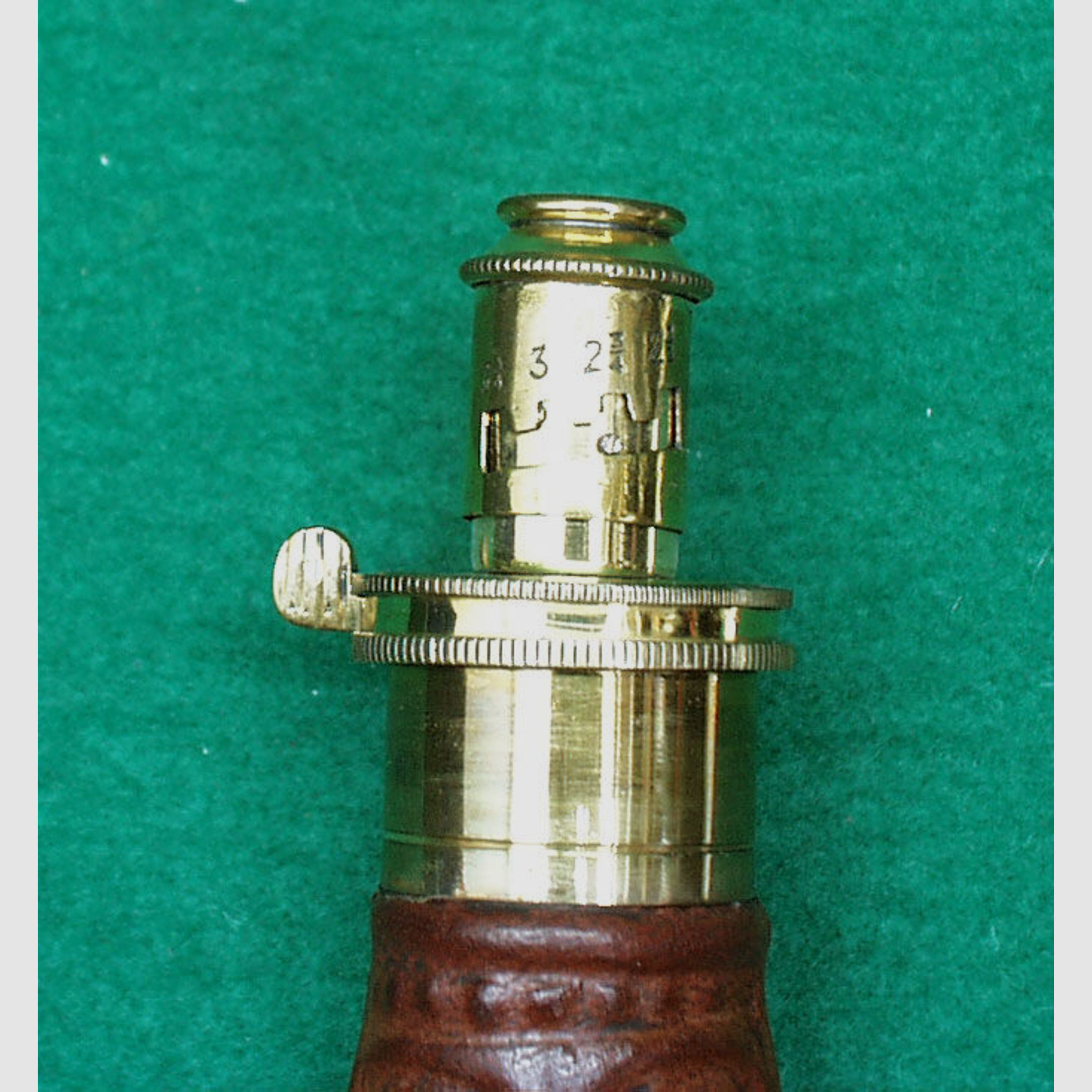 Indien	 Pulverflasche, Leder (Muschel)
