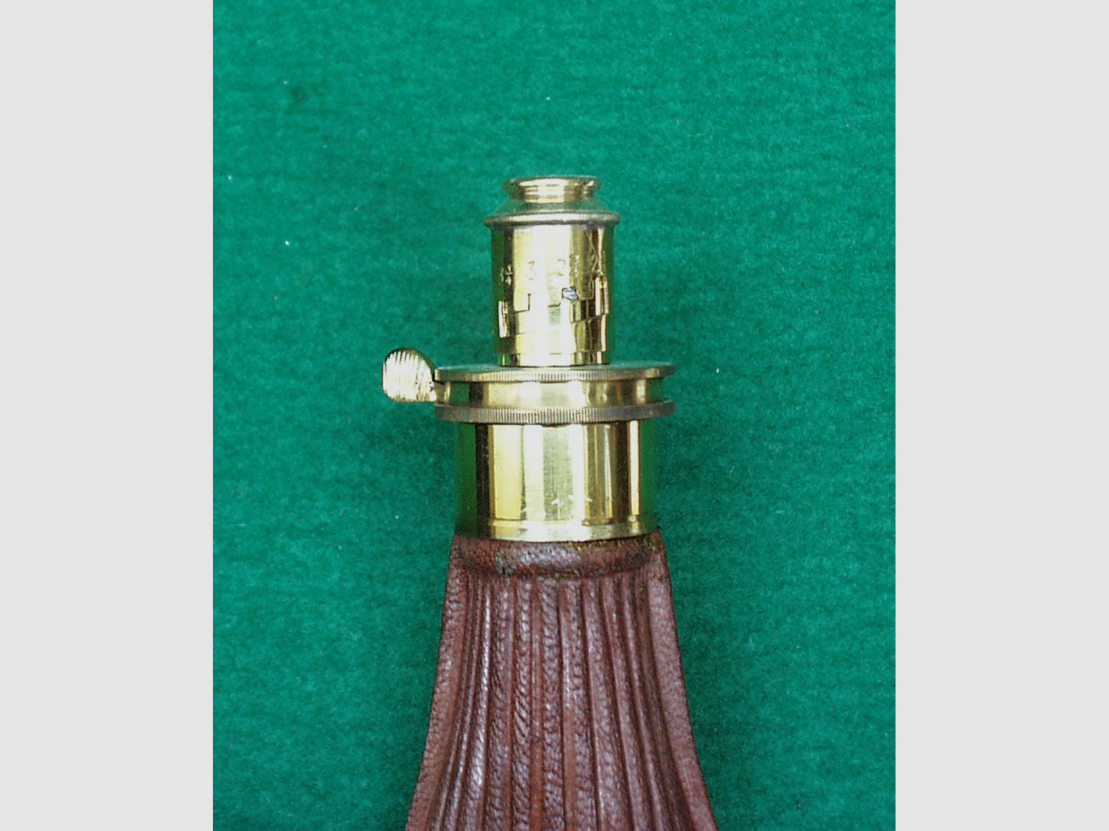 Indien	 Pulverflasche, Leder, (Streifen)
